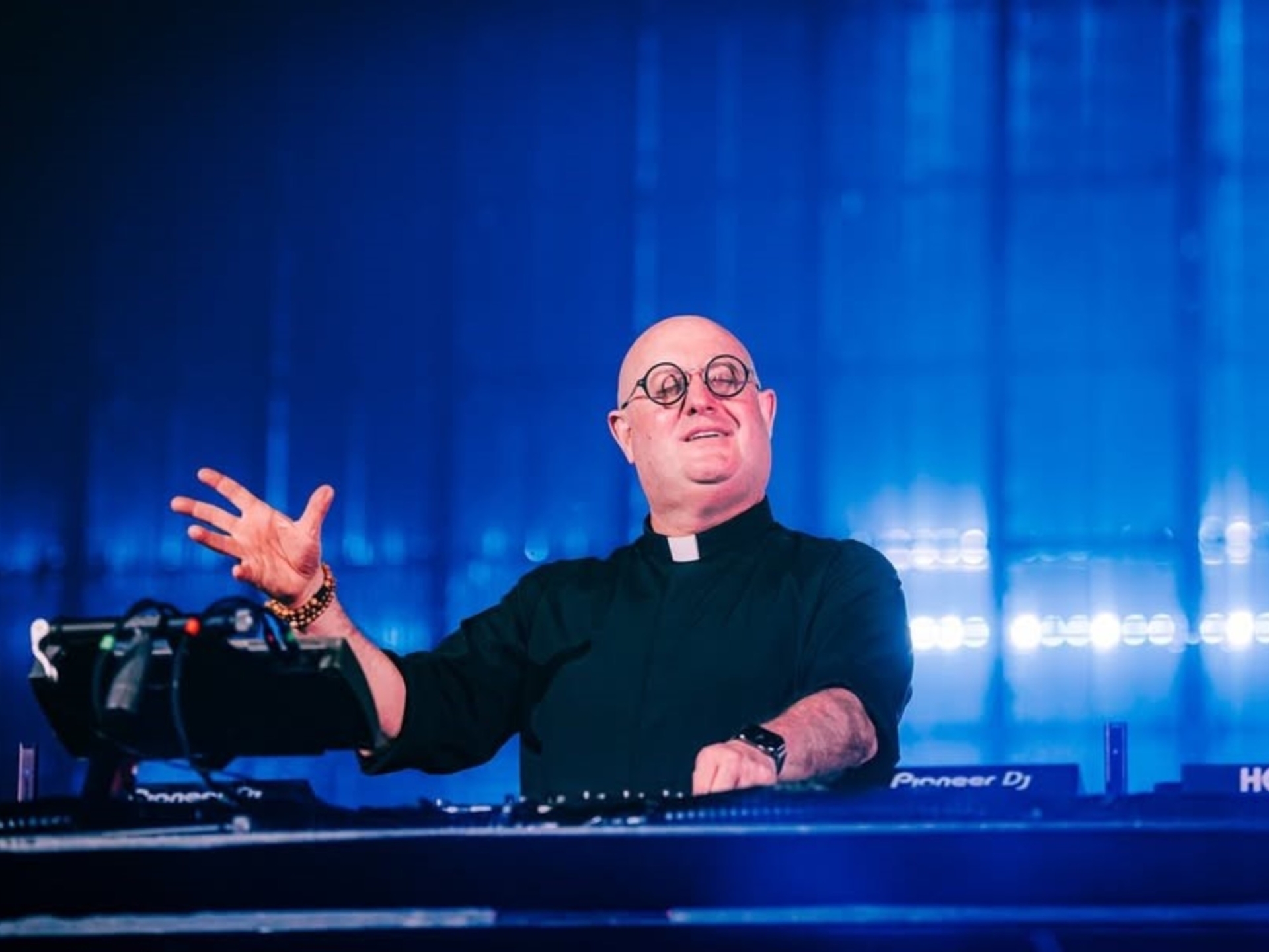 PADRE GUILHERME EN ARGENTINA: ¿TECHNO CRISTIANO EN PLAZA DE MAYO?