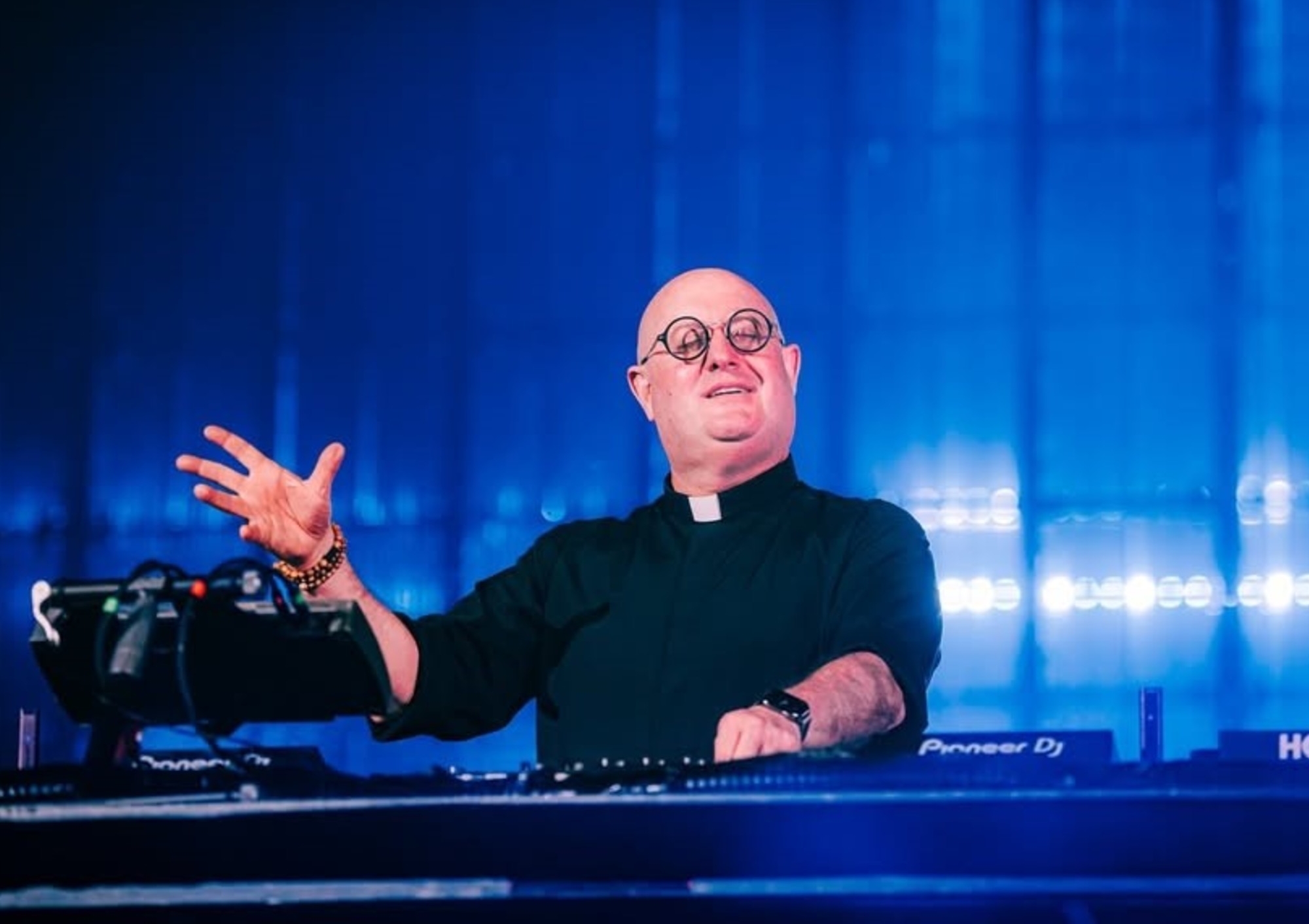 PADRE GUILHERME EN ARGENTINA: ¿TECHNO CRISTIANO EN PLAZA DE MAYO?